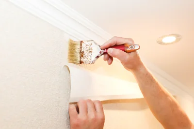 Pose de papier peint à Quintin — revêtements muraux et toiles de verre